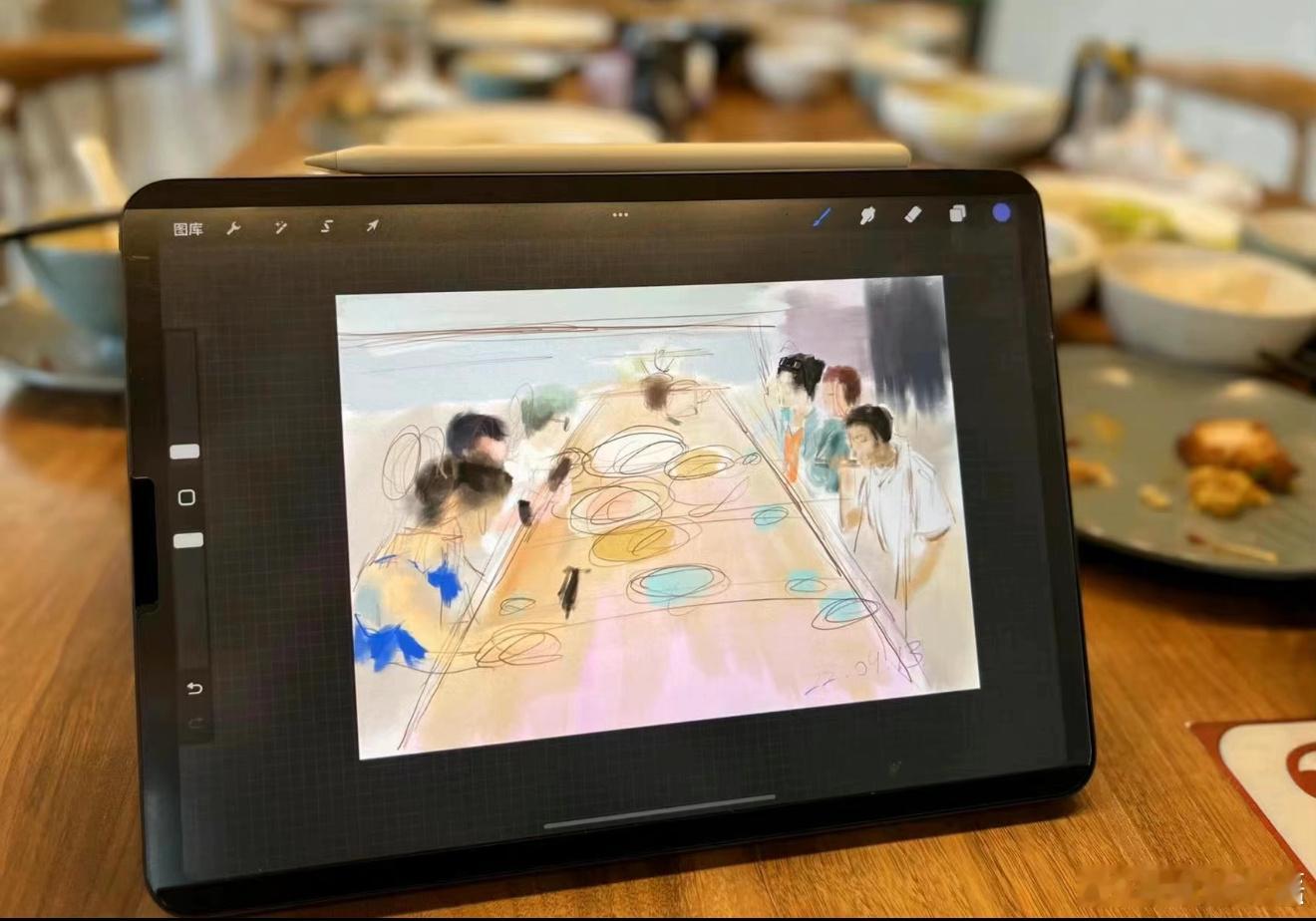 内娱第一对美术生cp丞磊一手扯领带，一手拽着徐若晗往前走，那股子劲儿直接把强制爱