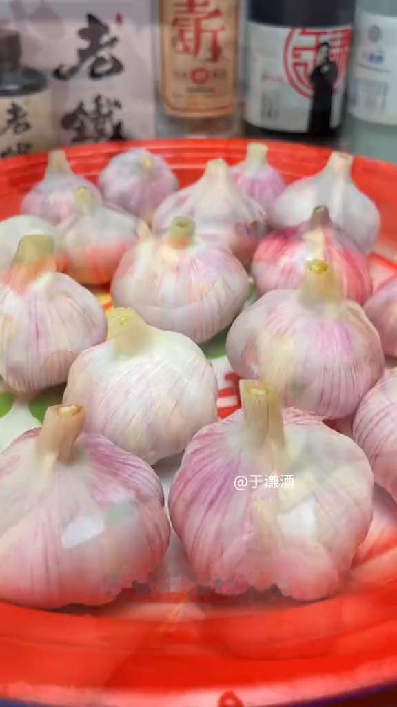 普通老百姓过日子就没那么讲究了。
·买回来的蒜底下蒜根切下去不要，先得剥皮，光留