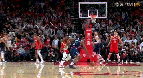 离谱！伦纳德这球居然被吹进攻犯规！
在今天NBA常规赛快船对阵火箭的第四节比赛最