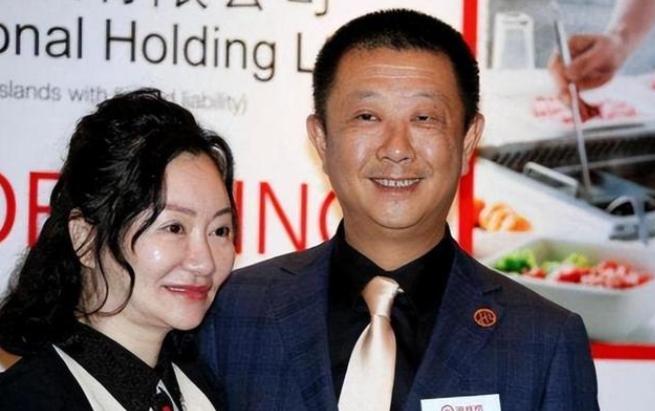 1995年，四川一女子为给哥哥还债，不惜陪伴老板24年，没想到老板后来大手一挥，