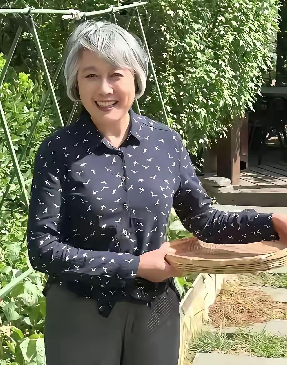 从央视退休后的她，过上了“归园田居”、“采菊东篱”的宁静生活，一身农家人打扮的她