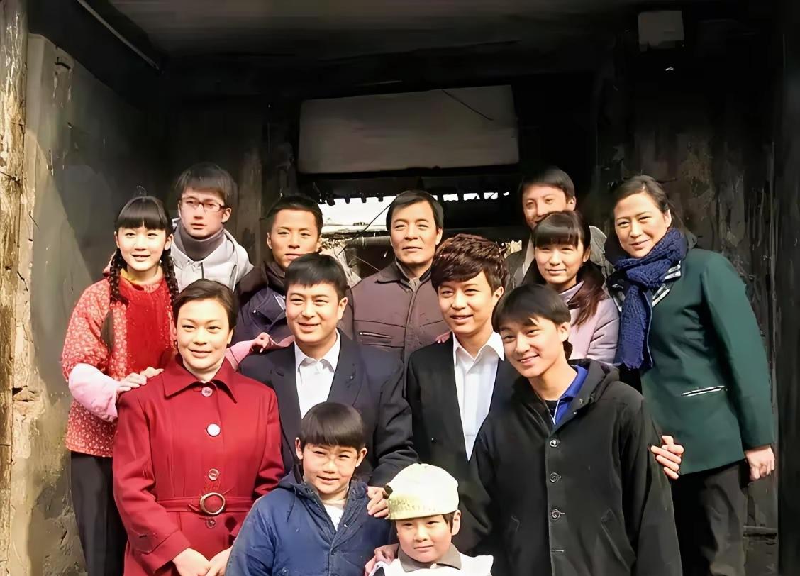 你知道，这张全家福是哪一部电视剧的剧照？你能认出几个来？全家福难忘瞬间
