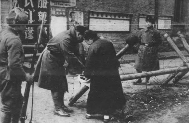 1939年，汉奸程锡庚在电影院看电影，锄奸队想除掉他，却因灯光昏暗无法确定身份，