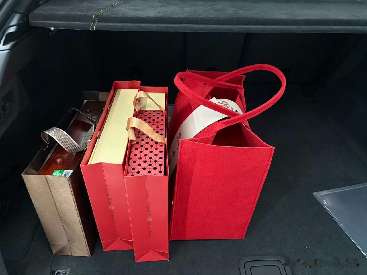 这香肠哥大年初九又卖了我一台兰博基尼 urus s
后备箱还是一如既往了，放了一