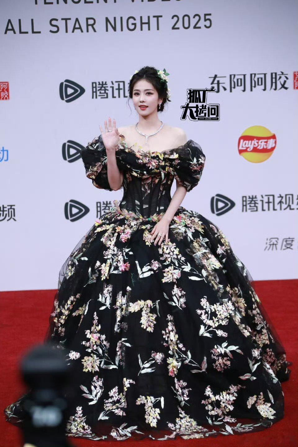 白鹿星光大赏第二套造型，天塌下来有白鹿的脸顶着 