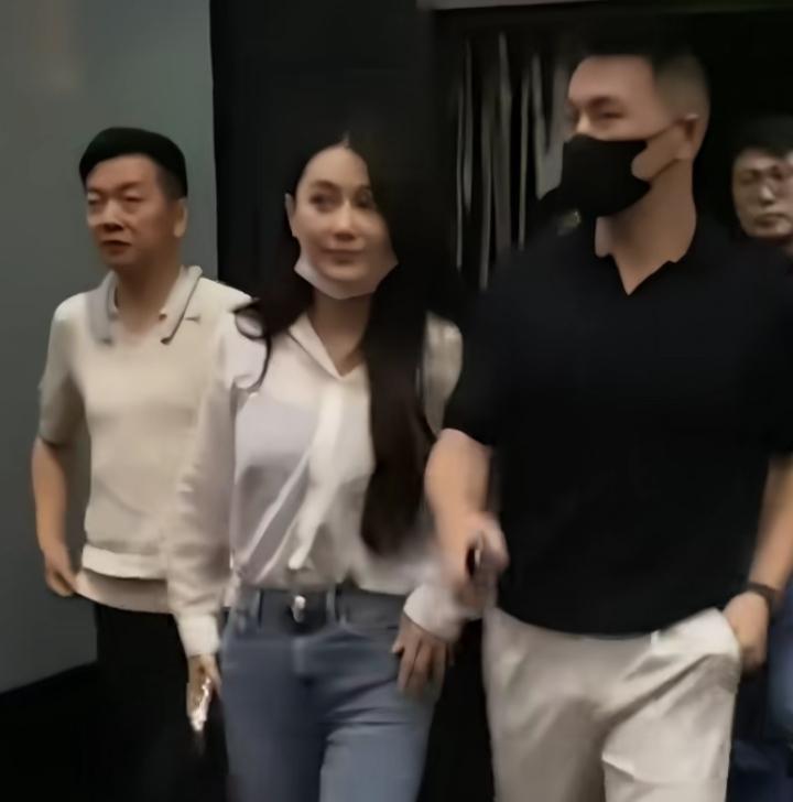 张馨予何捷好幸福！3月15日广州森林公园，一家三口低调出游，画面特别温馨又接地气