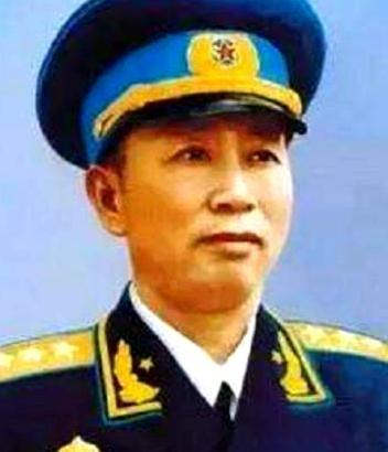 1958年盛夏，空军司令员刘亚楼上将悄然前往大连视察空三军工作。为免惊动部队提前