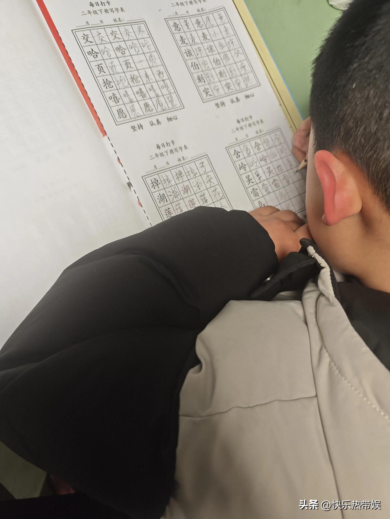 明天就开学了
还有小朋友在赶作业呢
挑灯夜读不算什么
直接来办公室了