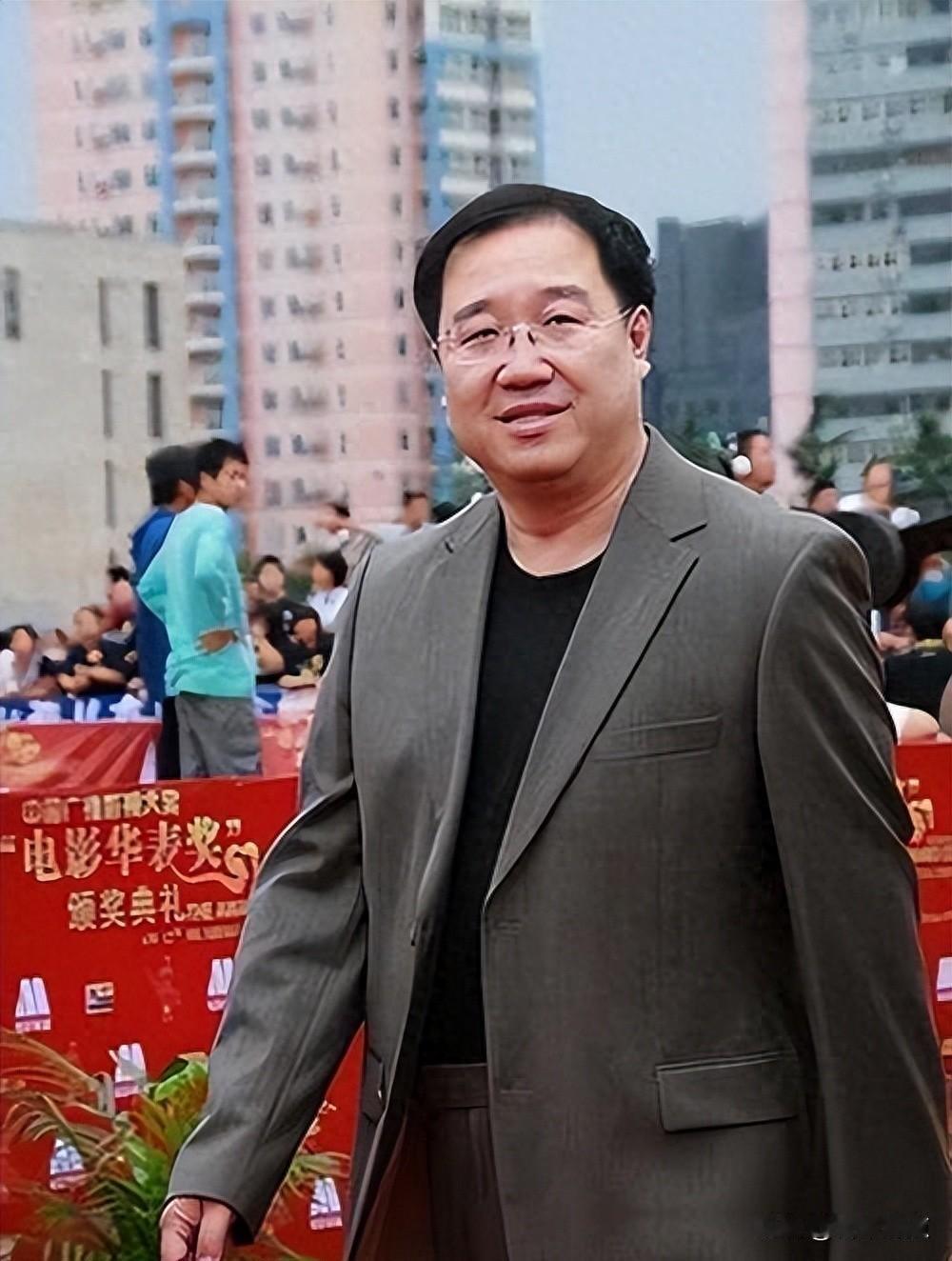 65岁英达，家里没人接电话，血脉真能靠照片续上吗？
英达最近老上热搜，不是因为新