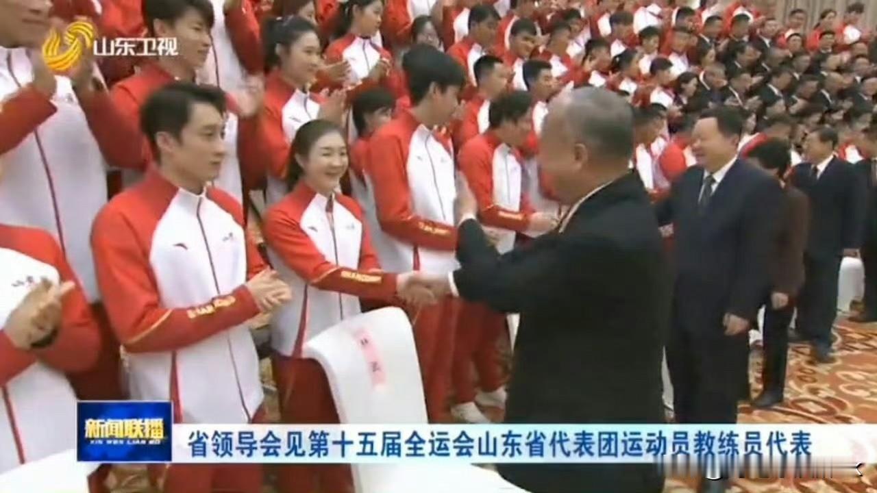 陈梦是C位，边上是练俊杰，旁边是张展硕[赞]

别看陈梦长得柔柔弱弱的样子，但是