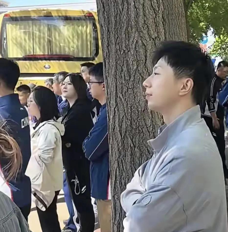 为马龙许昕的临场助威点赞，一线现役幕后全力支持的人都是最好的

马龙和许昕动身前