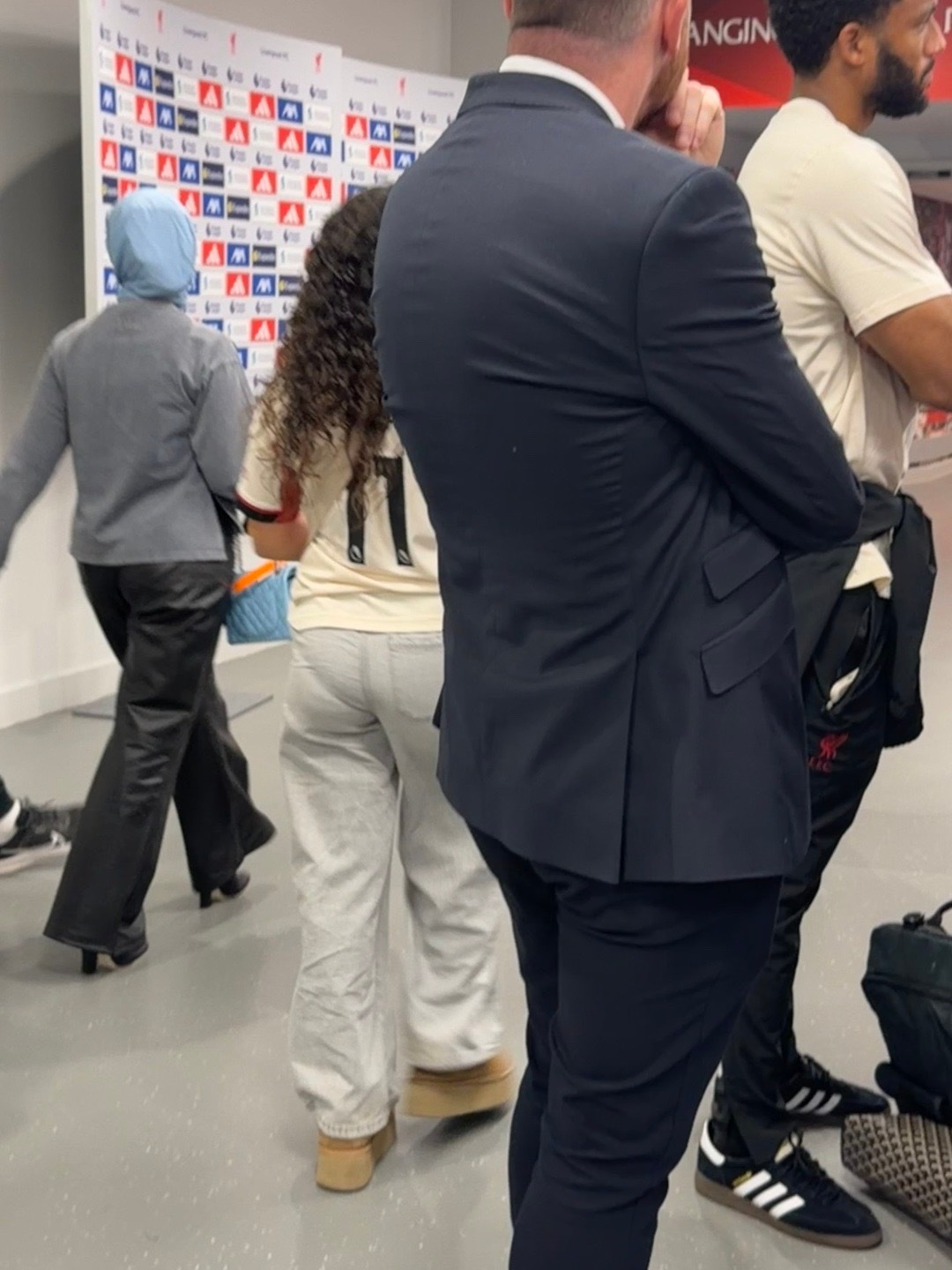 利物浦上海球迷会的朋友们给萨拉赫做了这件衣服，昨天我把它交给了萨拉赫的女儿（拍小