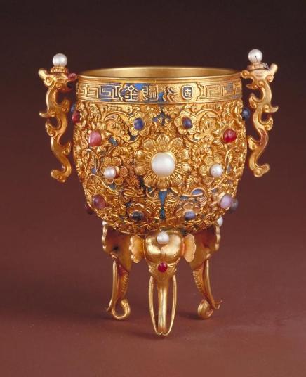 2012 年，一名游客参观伦敦华莱士博物馆时，无意间在展馆角落，看到两只流光溢彩