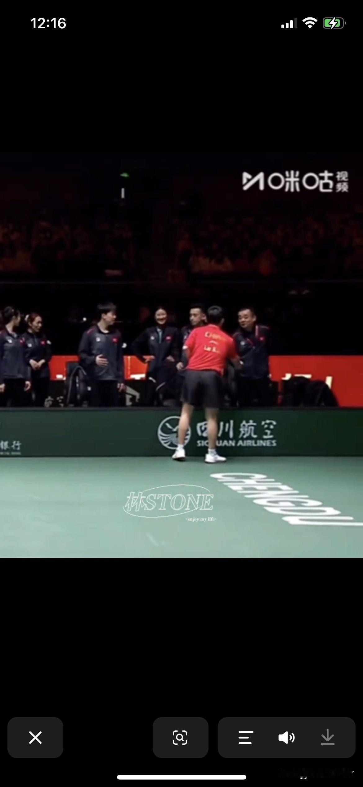 林诗栋和香港林兆恒比赛结束后去和港队教练握手。港队教练拉着林诗栋的手不放。
这是