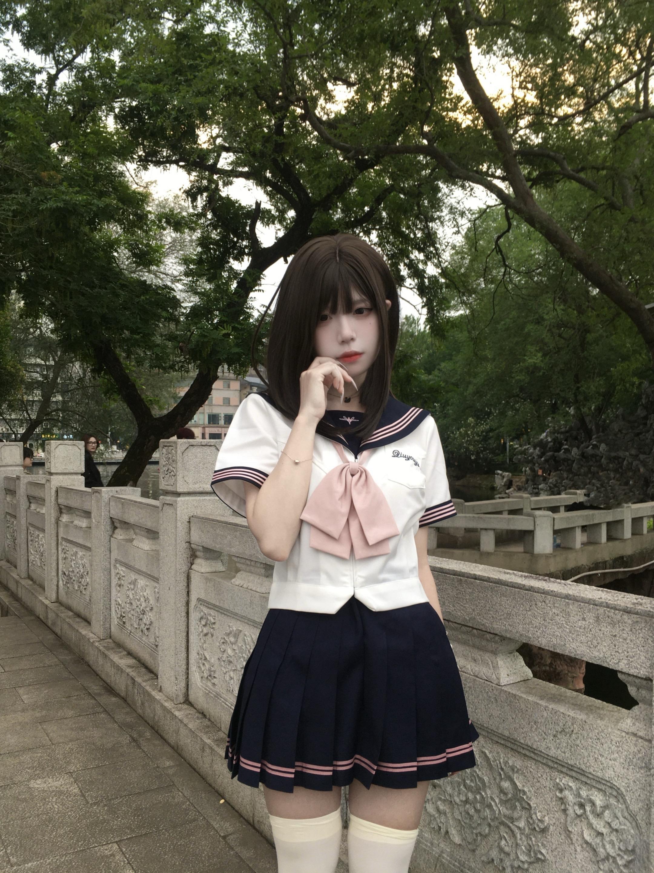 人与人之间是一场仓促的骤雨 直到很久以后还是划在玻璃上的雨痕