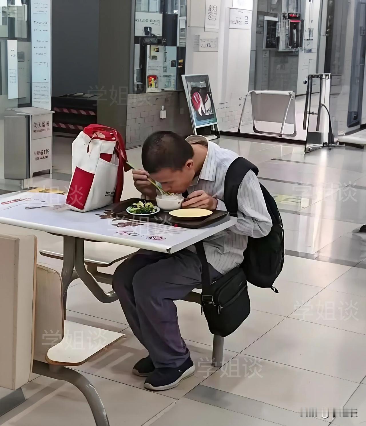 我特地查了一下韦东奕为啥这么瘦，终于找到原因了，跟吃馒头无关

原来，他患有牙周