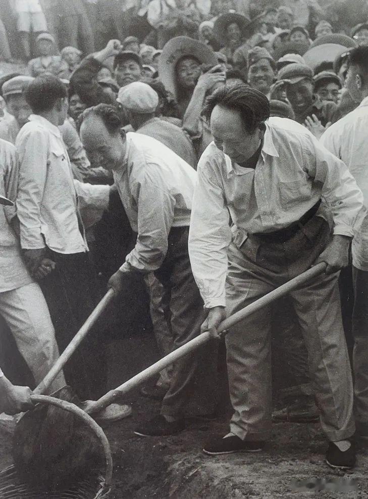 毛主席对文字的较真，藏着对群众的尊重。
1953 年，一份关于农村政策的文件送到