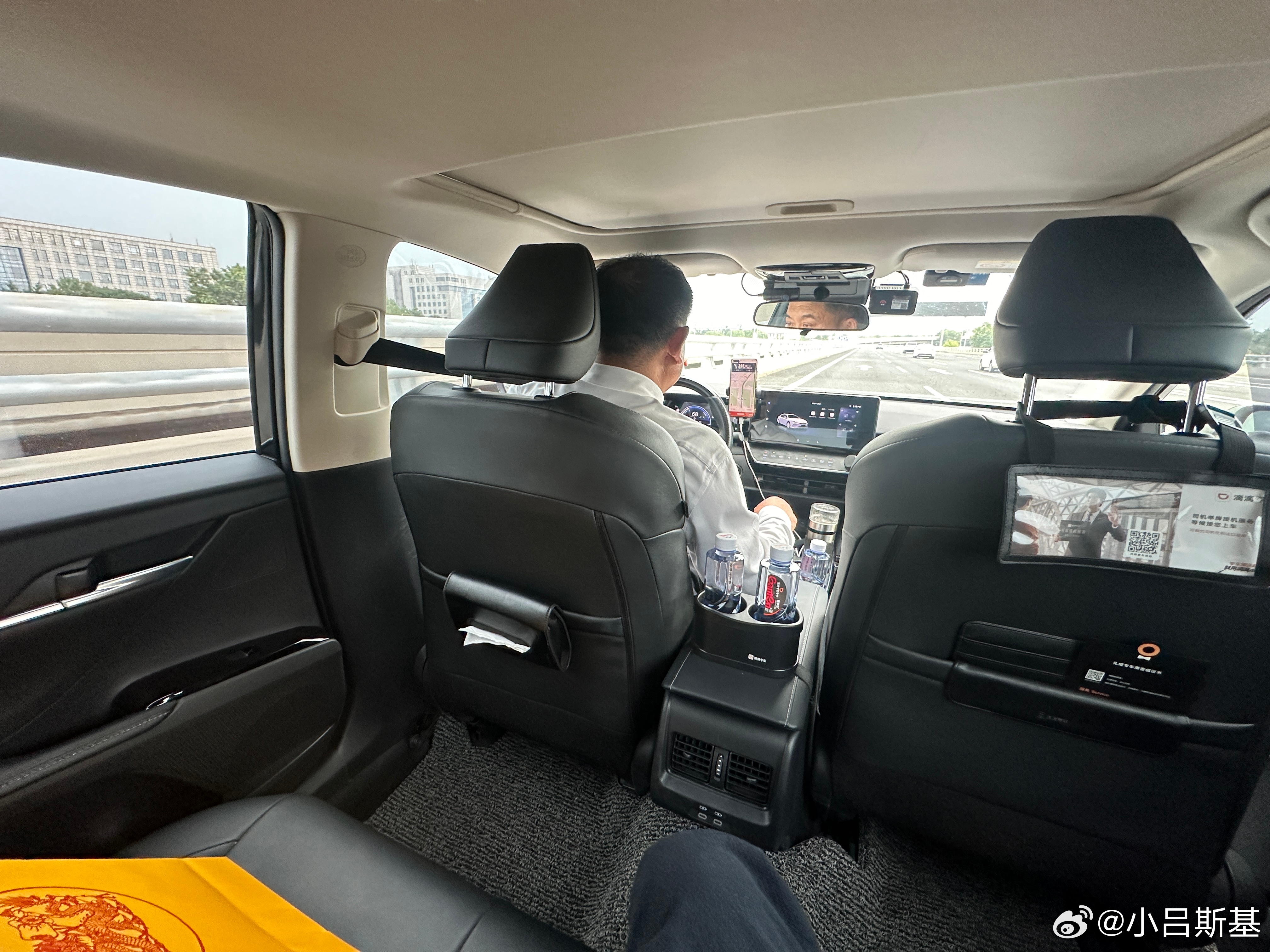 落地北京，打了台新凯美瑞，这个内饰真的肉眼可以见的糙啊  ​​​