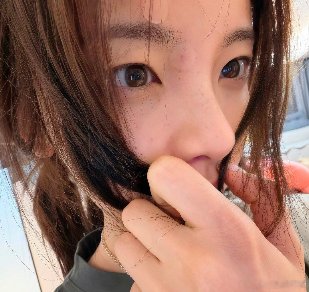 去搜杨超越当头像，结果发现这张那么清晰的图脸上就几个红点点完全没有毛孔啊