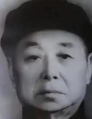 1927年，杨森宴请手下师长范绍增，准备趁机将他除掉，范绍增察觉不对，连夜乘坐汽