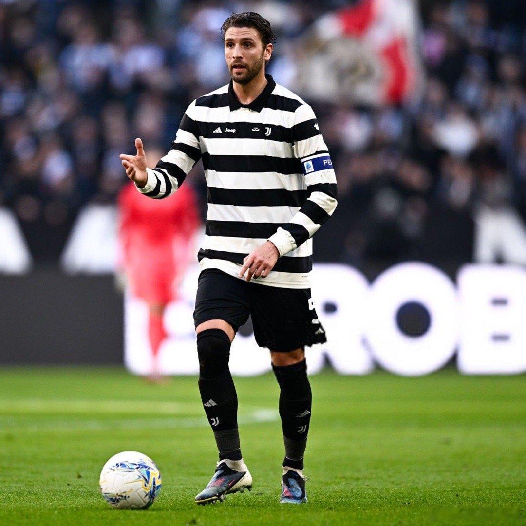 温馨提醒：洛卡特利将在下轮对阵罗马时停赛。尤文图斯意甲联赛尤文图斯0比2科莫