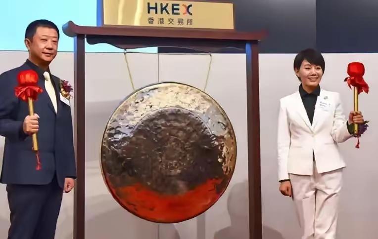 杨丽娟的故事充满了坚持、信任与逆境中的成长，她的经历也体现了许多关于勇气与机遇的