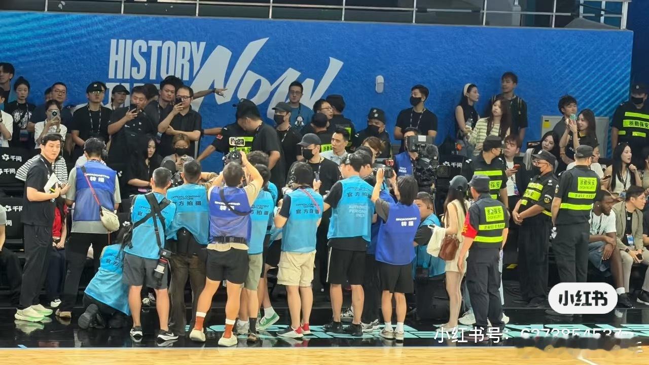 虞书欣黑长直短裙🐟：呼吸。现场众人：此女手段高超