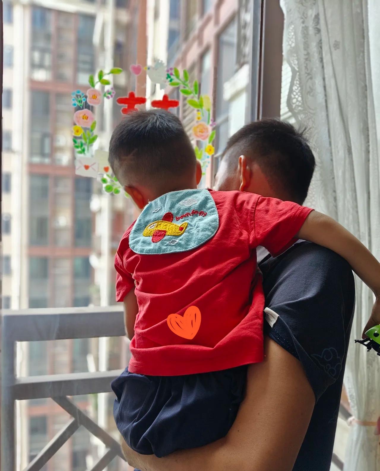 我实在不理解我老公！
一个45岁的大男人，竟然没有一个铁哥们，没有一个女性朋友，