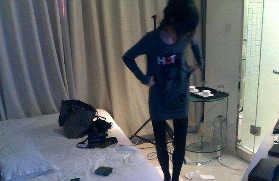 江西新余，一男子邹某和女子严某等人在宾馆房间抽含“依托咪酯”成分的电子烟。凌晨4