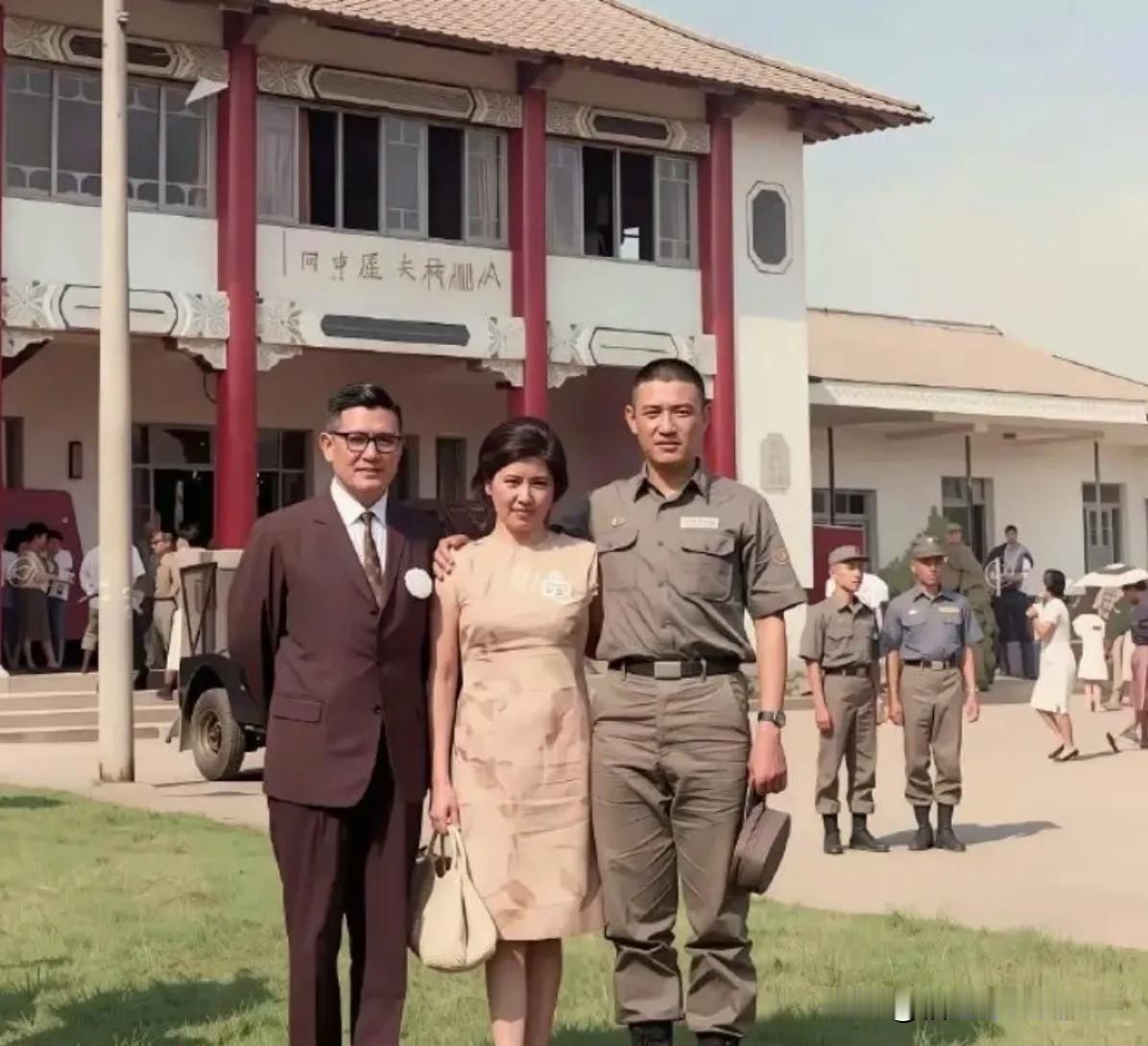马英九父母同为湖南人，战时重庆求学，1944年8月，二人重庆喜结连理，1950年
