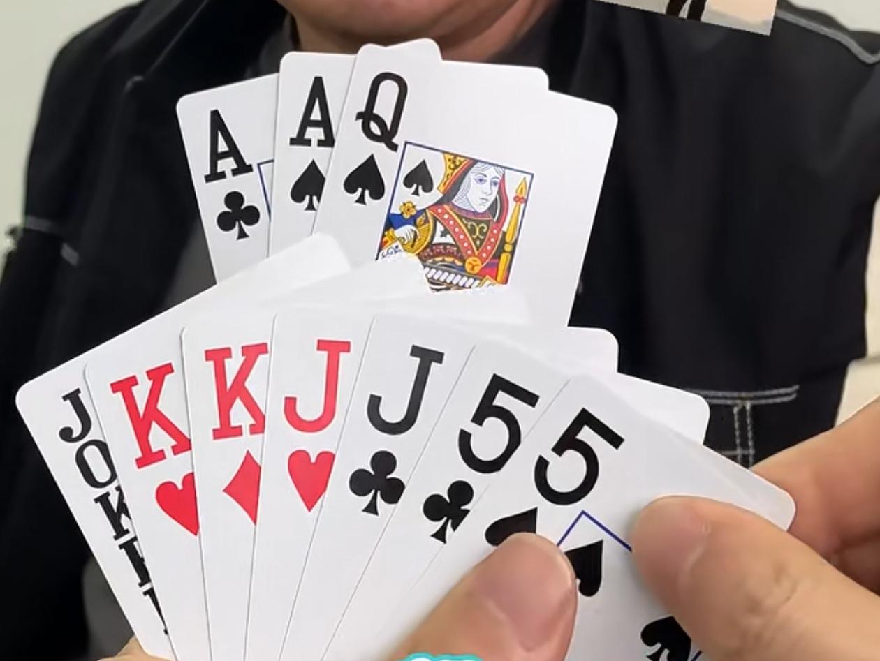 巧解残局。益智游戏，欢乐斗地主，规则有连有带，最多3带1，也可以3不带。下面牌的