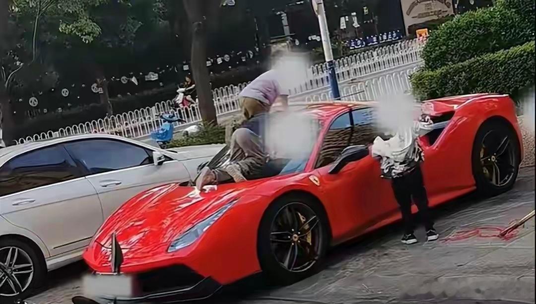 【360万法拉利被4个娃当滑梯玩，车主修车花3万，家长只愿赔5千】云南昆明，张先