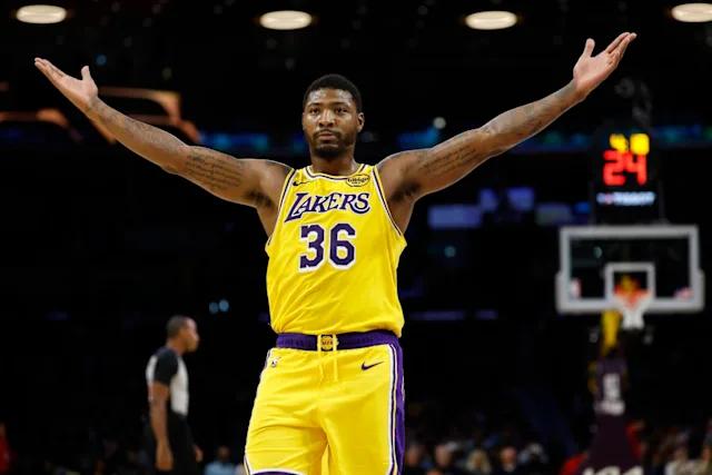 洛杉矶湖人终于等到好消息。马库斯·斯玛特在周二被批准参加全队训练，他有望在NBA