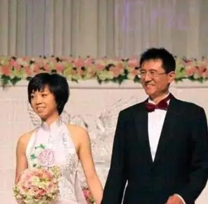 2009年，28岁的世界乒乓球冠军张怡宁嫁给了48岁身价300亿的香港富豪徐威。