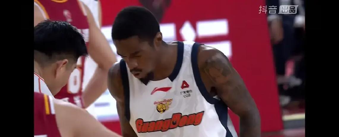 萨姆纳一瘸一拐下场，山西却追不上
 
广东少了大腿，全华班顶了8分钟。徐杰连进两