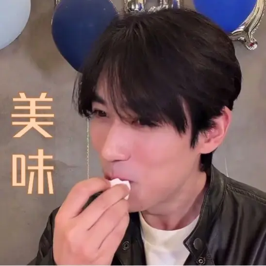 萌成啥了，吃蛋糕这么开心🥳