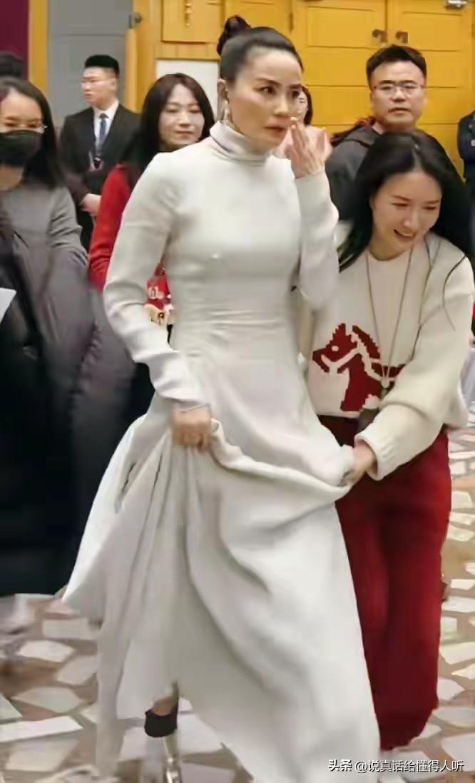 王菲这春晚服装谁选的……