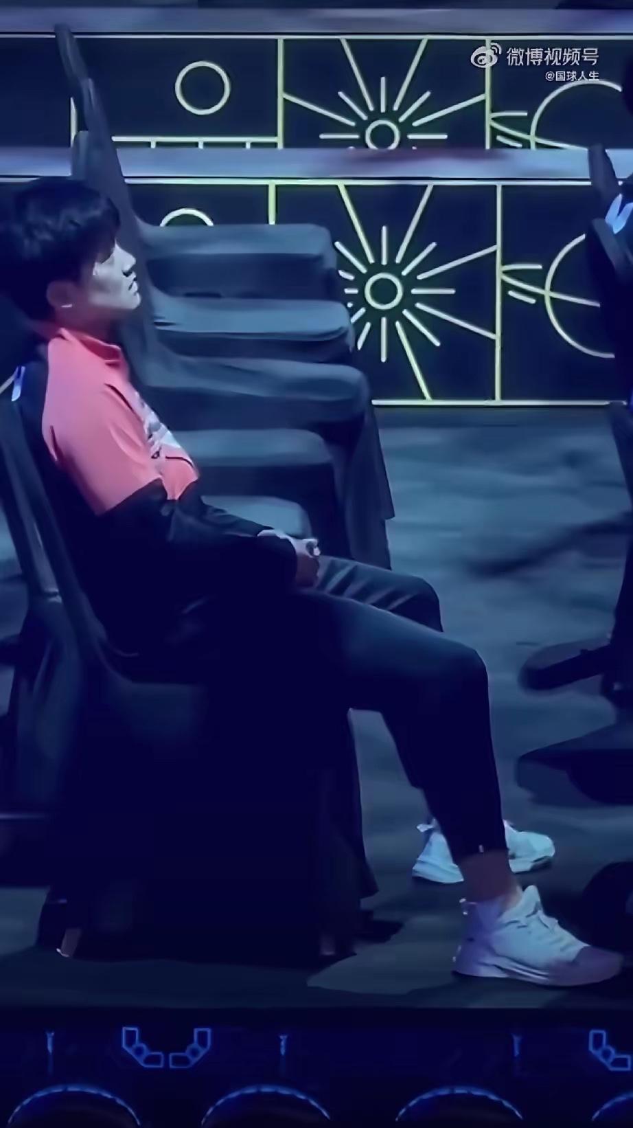 澳门世界杯赛，日乒选手输球后各种窘态百出。

先说张本智和四强赛，1：4被中国台