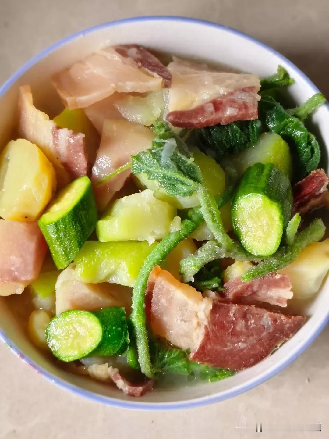 今天回来晚，家人们都吃了。最简单的一餐了。火腿肉煮，露水瓜，瓜尖，菜菜汤汤一锅了