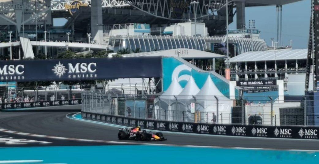 等了一个月的F1又回来了今天排位赛：安东内利拿到三连杆红牛开着维斯塔潘拿到第二勒