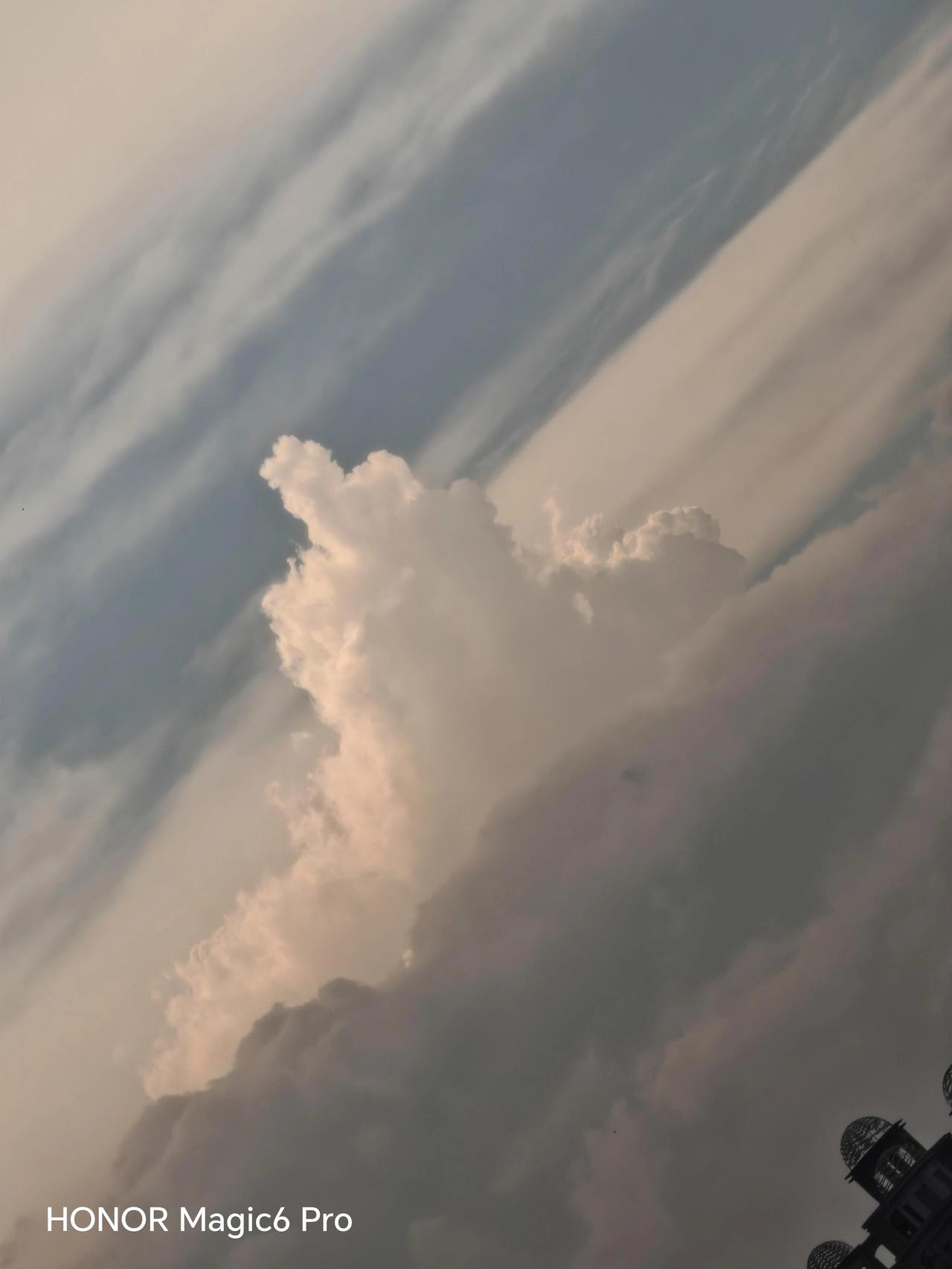 天空很蓝，云层很白，天空云层美景 北京通州天空之城打卡