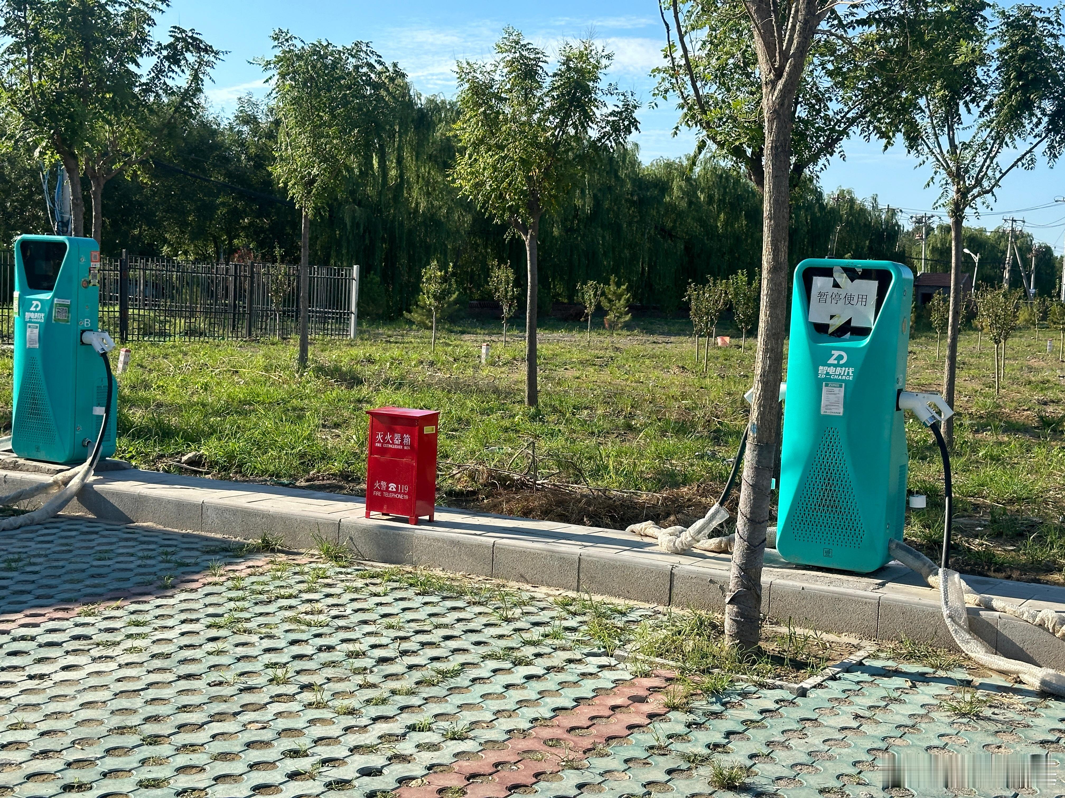 公司附近新建了个充电站，有单枪400kw的，也有250kw的我发现现在不是超充少