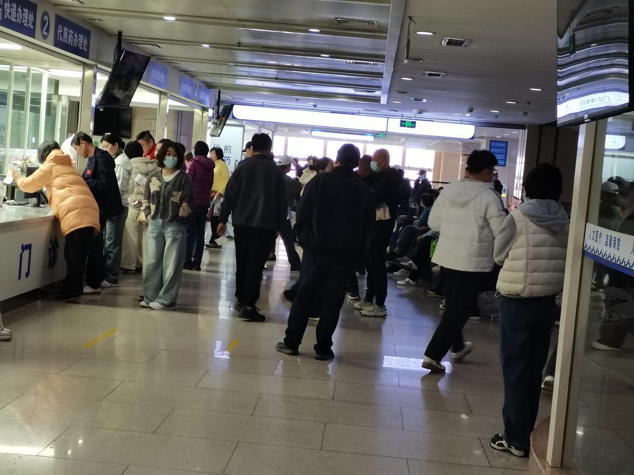 提前一周预约抢的号。按时赶到医院在候诊区等候叫号一小时，排队交费15分钟，等待取