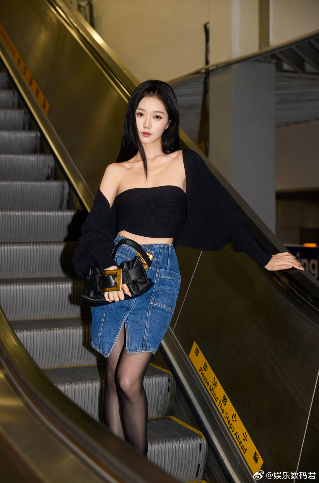 刷到岳雨婷的巴黎出发图了！这次要去BALMAIN和ELIE SAAB两场大秀，状