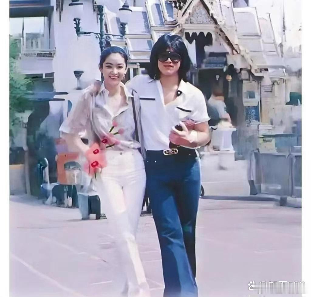 重温1979年旧照，25岁林青霞与成龙泰国同游，一个美若天仙，一个英俊潇洒，定格