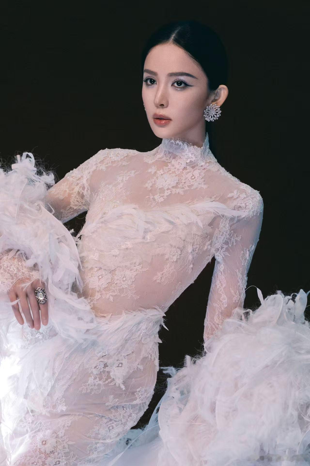 娜扎的新世界芭莎十一月刊封面 在时尚的道路上，娜扎一直以独特的风格为自己打下了坚