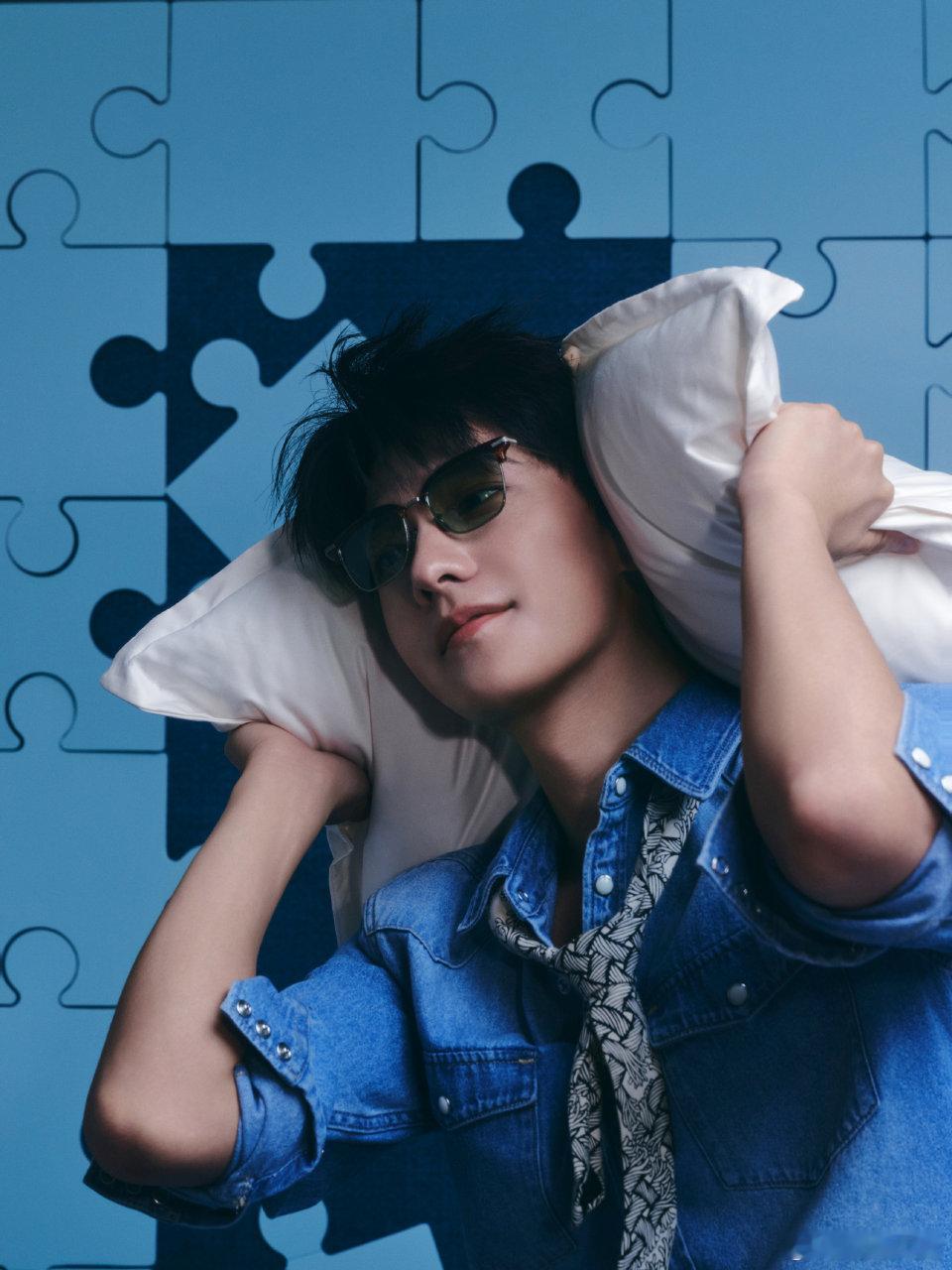杨洋今天一身蓝色系穿搭出现在重庆活动一整个清爽男大，太帅杨洋蓝色牛仔look ​