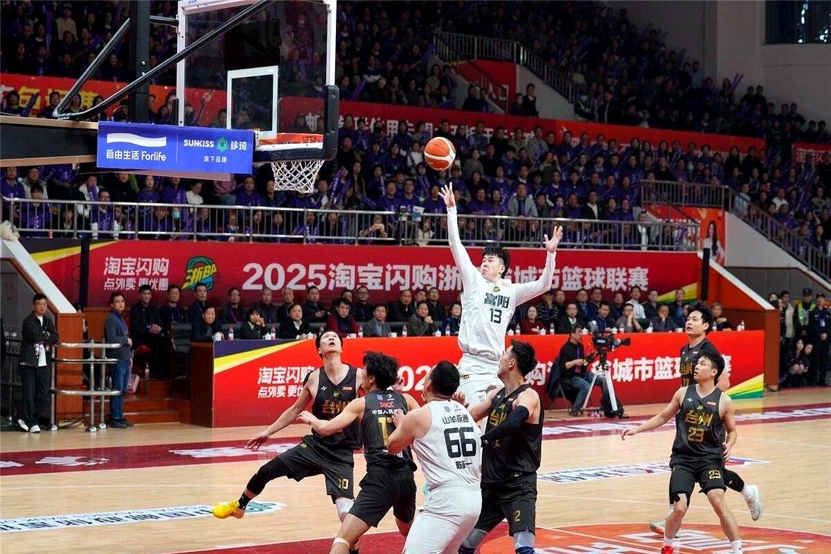 73比72，富阳队赢，只差一分。
 

最后一秒，夏森把队友没进的球直接摁进篮筐