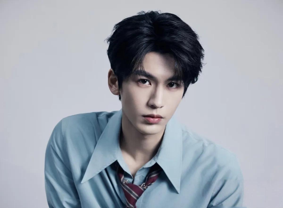 张凌赫冲上热搜！素颜变身电力工程师也太帅了
 
4月22日，张凌赫凭公益纪录片直