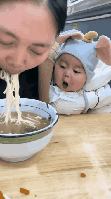 萌娃馋哭了！这碗面到底有多香
 
妈妈捧着大碗嗦面，吸溜声一声比一声香。旁边的小